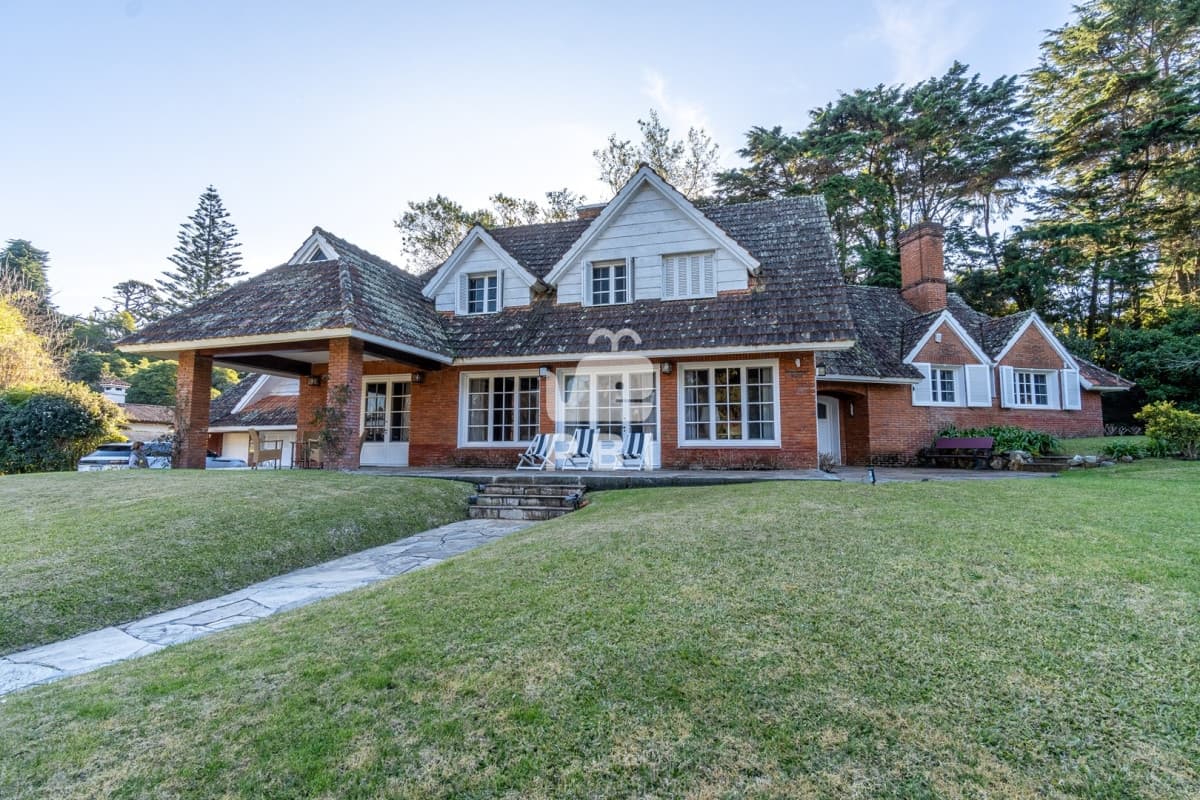 Exclusiva propiedad en venta, con 5 dormitorios, El Golf, Punta del Este.