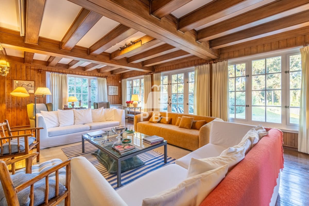 Exclusiva propiedad en venta, con 5 dormitorios, El Golf, Punta del Este.