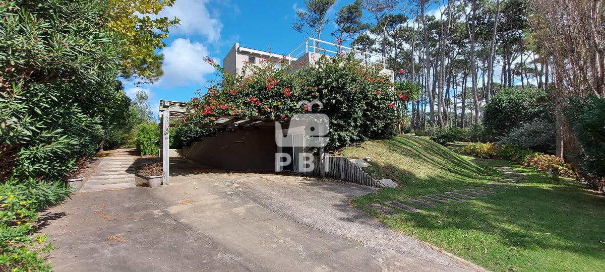 Casa 5 DORMITORIOS en Barrio privado
