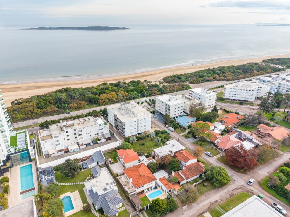 Casa ID.7035 - Venta Casa 3 Dormitorios  Playa Mansa, Punta del Este