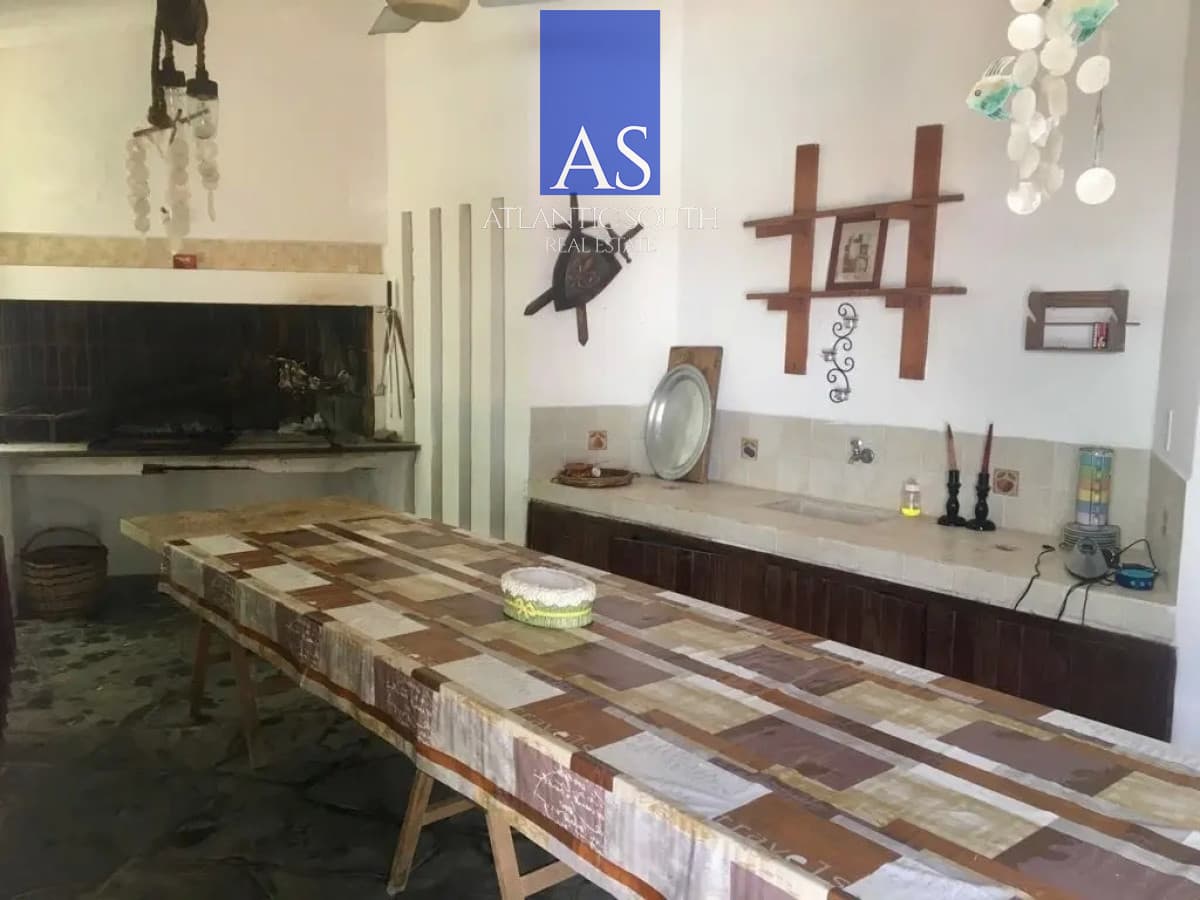 Casa 5 dormitorios cercana al mar en Playa Mansa jardín y barbacoa