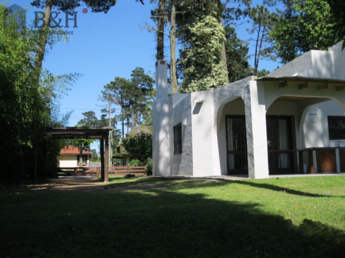PUNTA DEL ESTE PINARES CASA DE. 4 DORMITORIOS 2 BAÑOS PARRILLERO
