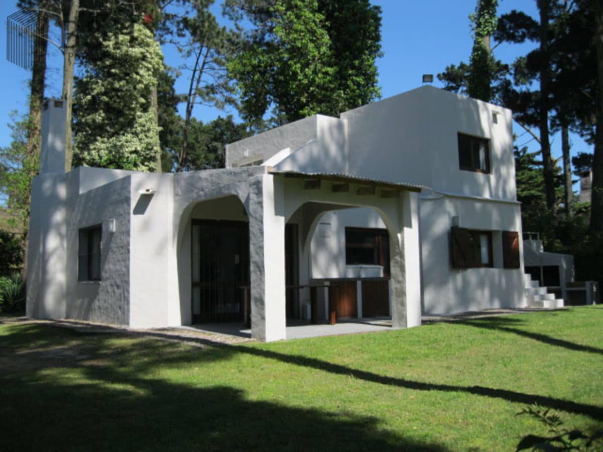 PUNTA DEL ESTE PINARES CASA DE. 4 DORMITORIOS 2 BAÑOS PARRILLERO