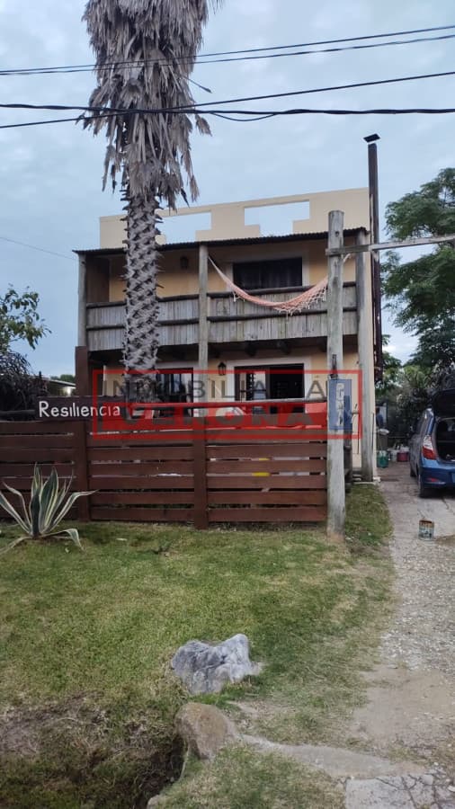 MANANTIALES LA BOTA COMODA CASA EN 2 PLANTAS 2 DORMITORIOS 1 BAÑO PARRILLERO - Inmobiliaria Verona Punta