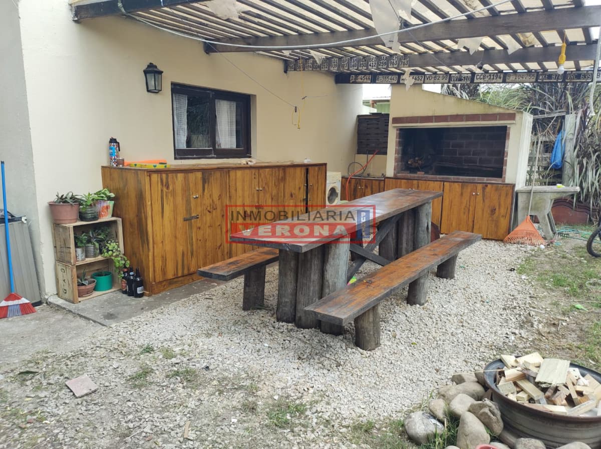 MANANTIALES LA BOTA COMODA CASA EN 2 PLANTAS 2 DORMITORIOS 1 BAÑO PARRILLERO - Inmobiliaria Verona Punta