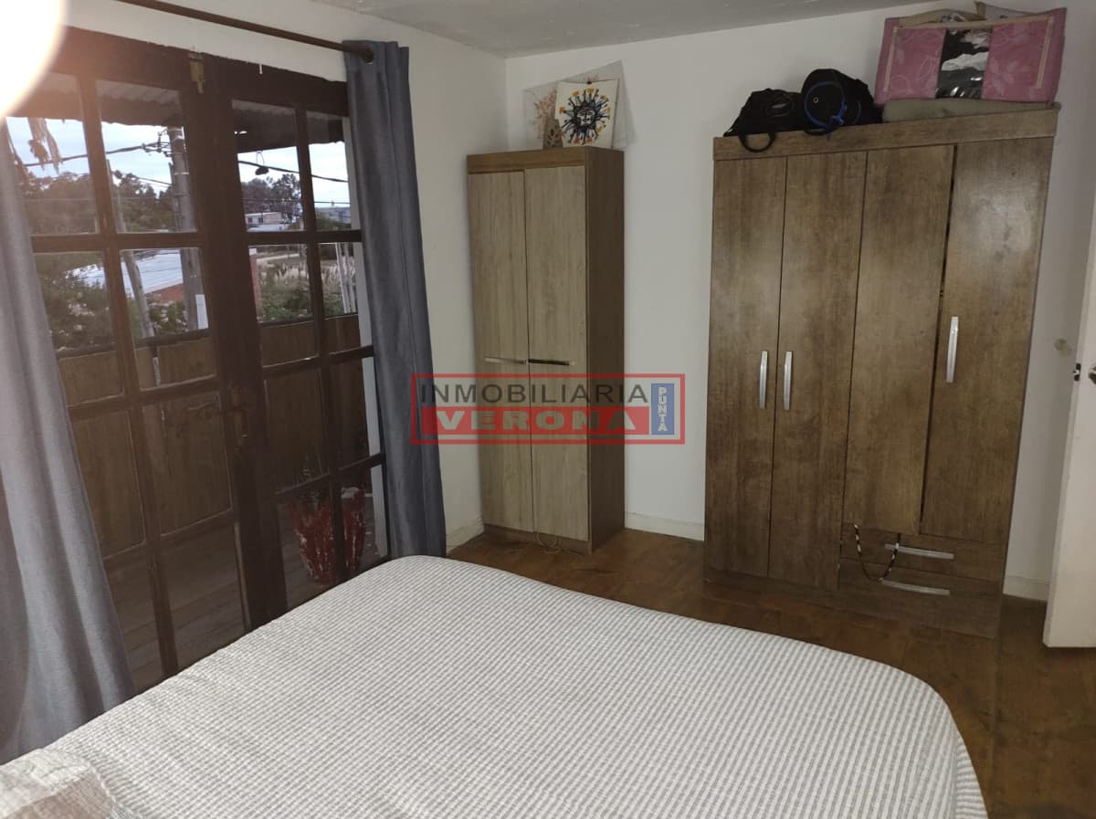 MANANTIALES LA BOTA COMODA CASA EN 2 PLANTAS 2 DORMITORIOS 1 BAÑO PARRILLERO - Inmobiliaria Verona Punta