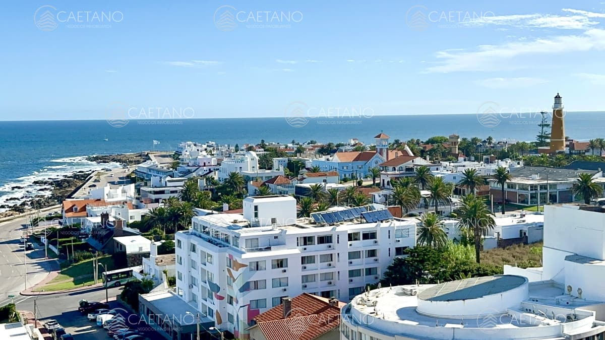 Piso alto en venta, con inmejorable vistas al mar y puerto de Punta del Este