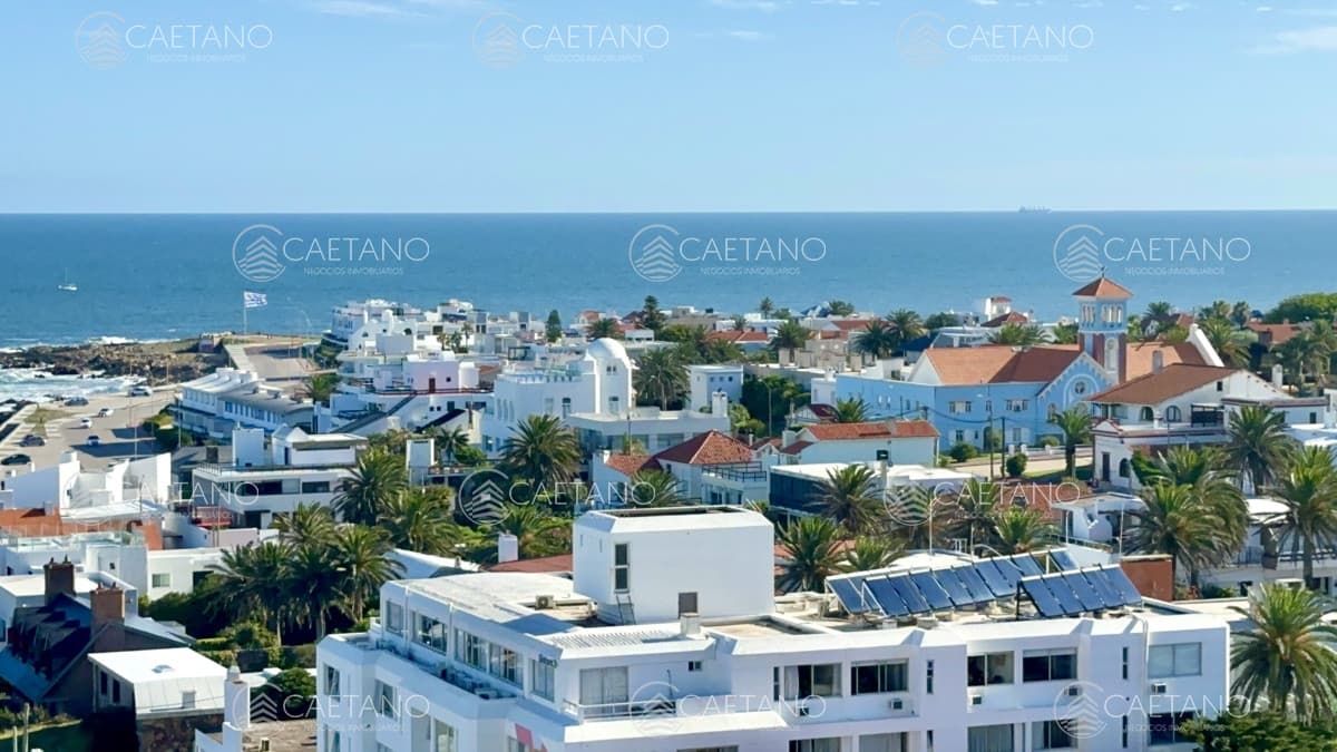 Piso alto en venta, con inmejorable vistas al mar y puerto de Punta del Este