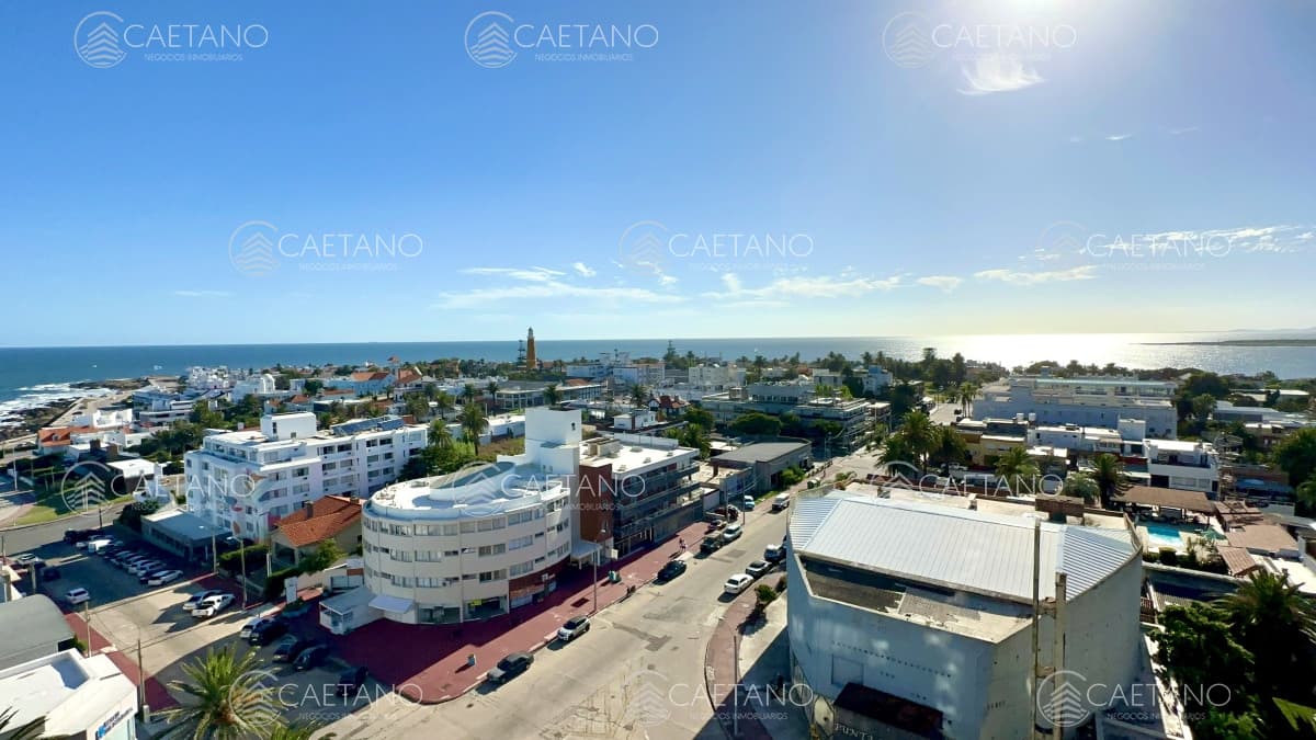 Piso alto en venta, con inmejorable vistas al mar y puerto de Punta del Este