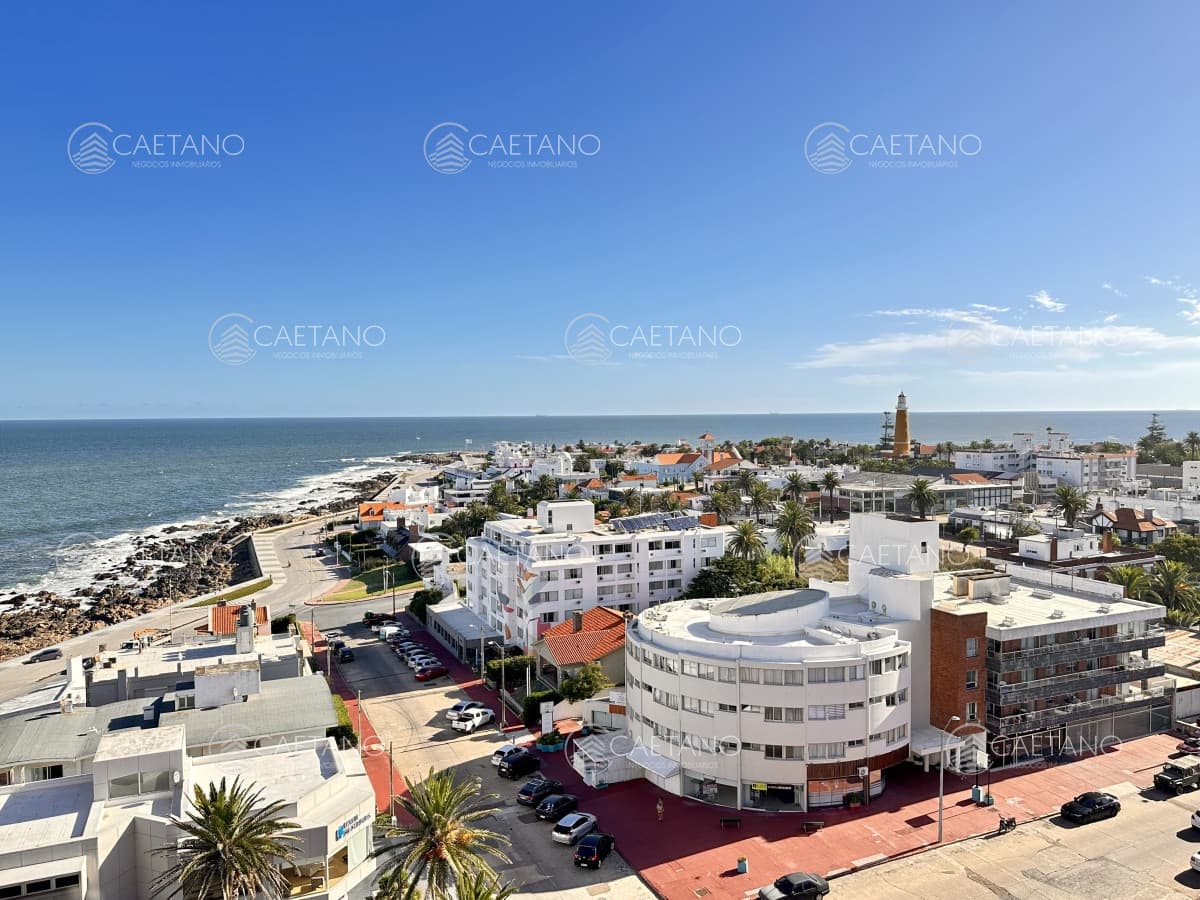 Piso alto en venta, con inmejorable vistas al mar y puerto de Punta del Este