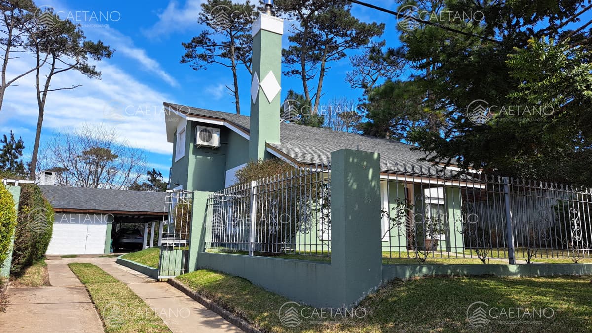 Casa en venta, Pinares a dos cuadras del mar.