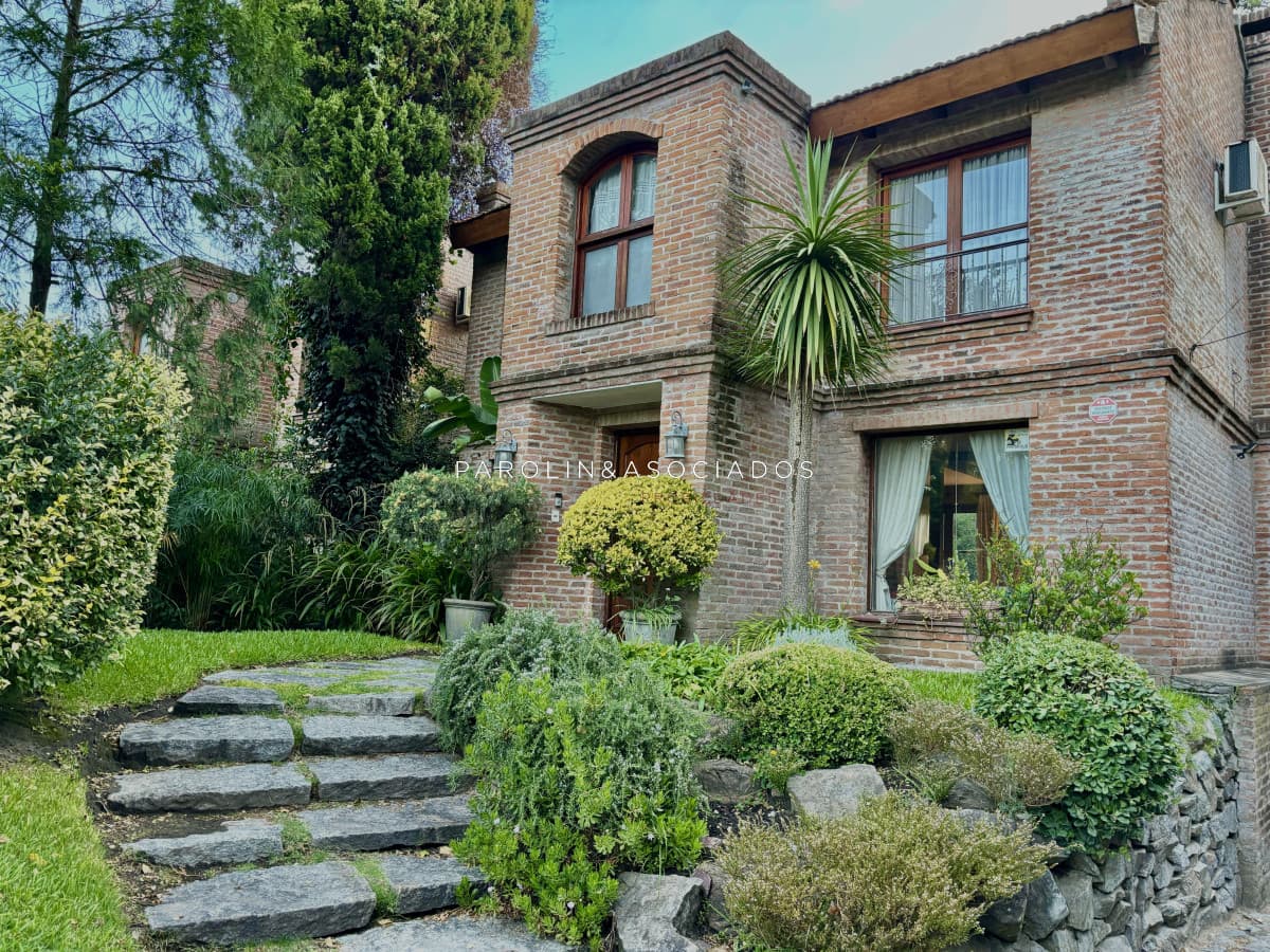EXCEPCIONAL CASA EN VENTA DE 4 DORMITORIOS PINARES