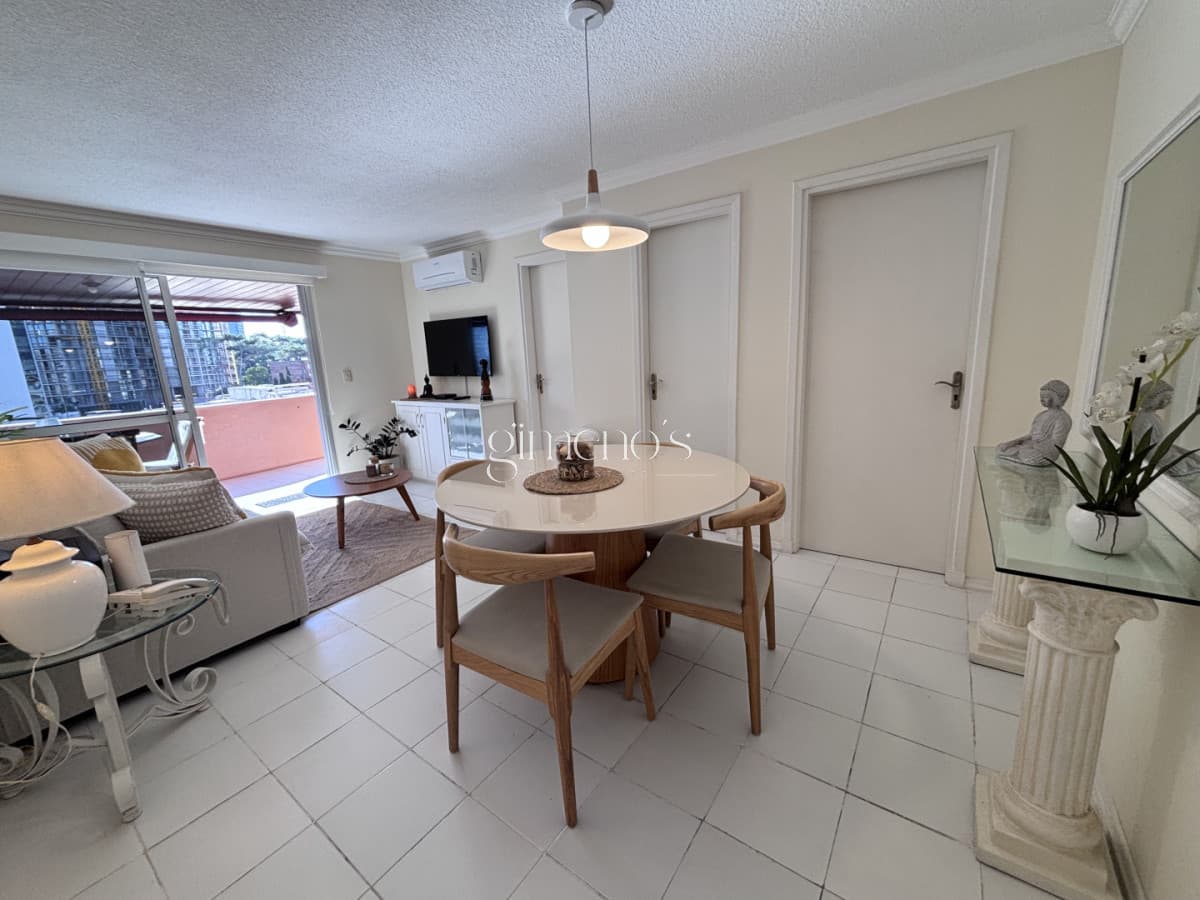 Hermoso apartamento en venta de 2 dormitorios cerca del mar - Playa Brava - Punta del Este
