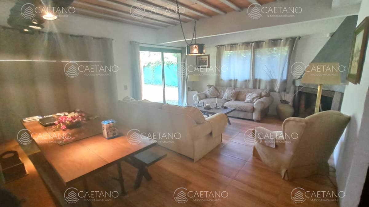 Casa ubicada a pasos de Avenida Córdoba en barrio Cantegril - Punta del Este.