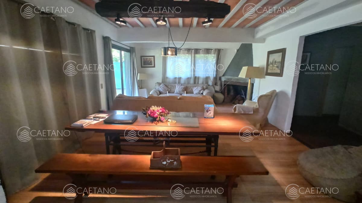 Casa ubicada a pasos de Avenida Córdoba en barrio Cantegril - Punta del Este.