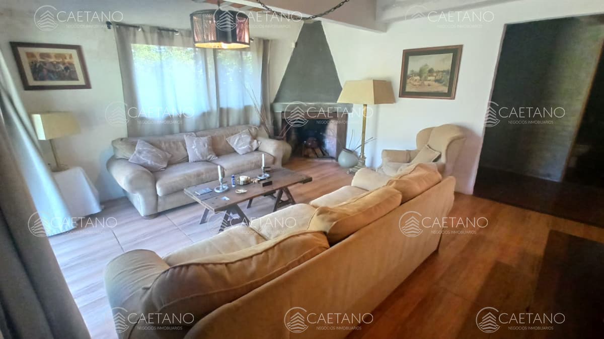 Casa ubicada a pasos de Avenida Córdoba en barrio Cantegril - Punta del Este.