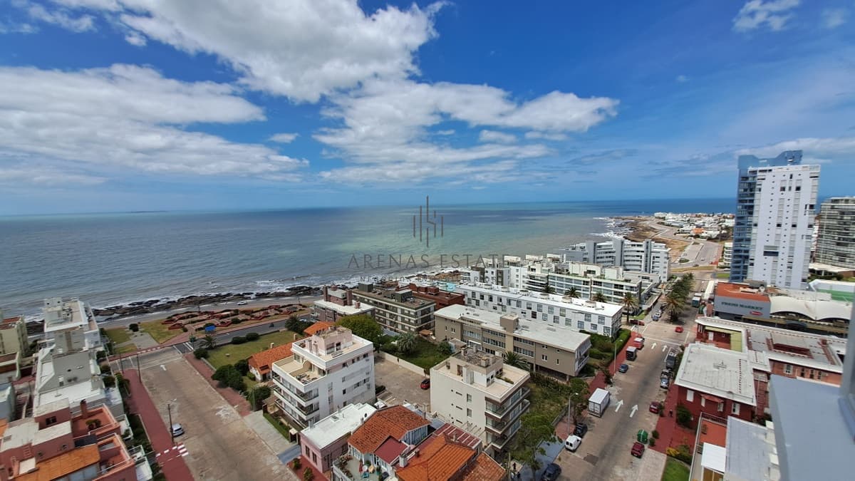 Apartamento ID.2337 - Apartamento en venta de dos dormitorio mas servicio en Punta del Este Ref. 4185