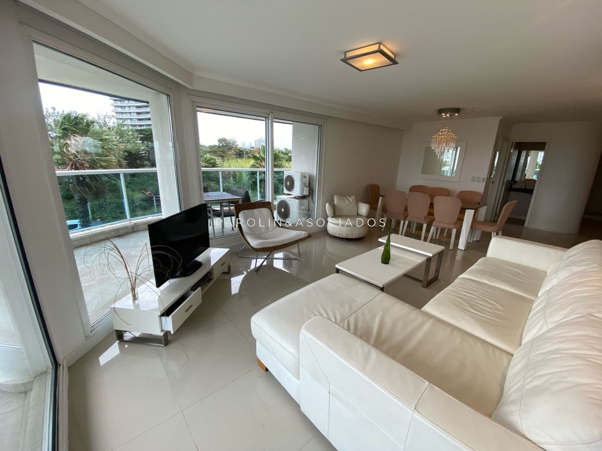 Apartamento en venta de 3 dormitorios en Casino Tower, Punta del Este.