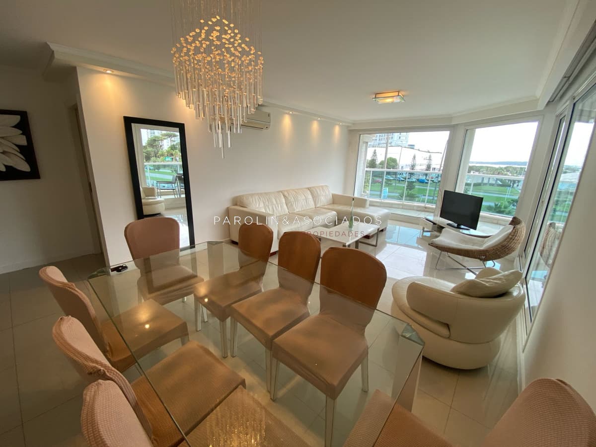 Apartamento en venta de 3 dormitorios en Casino Tower, Punta del Este.
