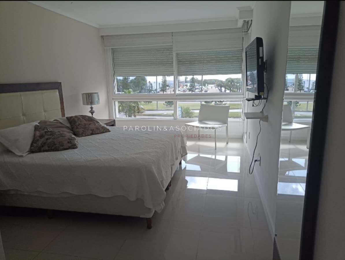 Apartamento en venta de 3 dormitorios en Casino Tower, Punta del Este.
