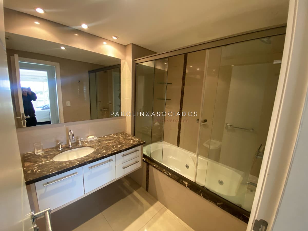 Apartamento en venta de 3 dormitorios en Casino Tower, Punta del Este.