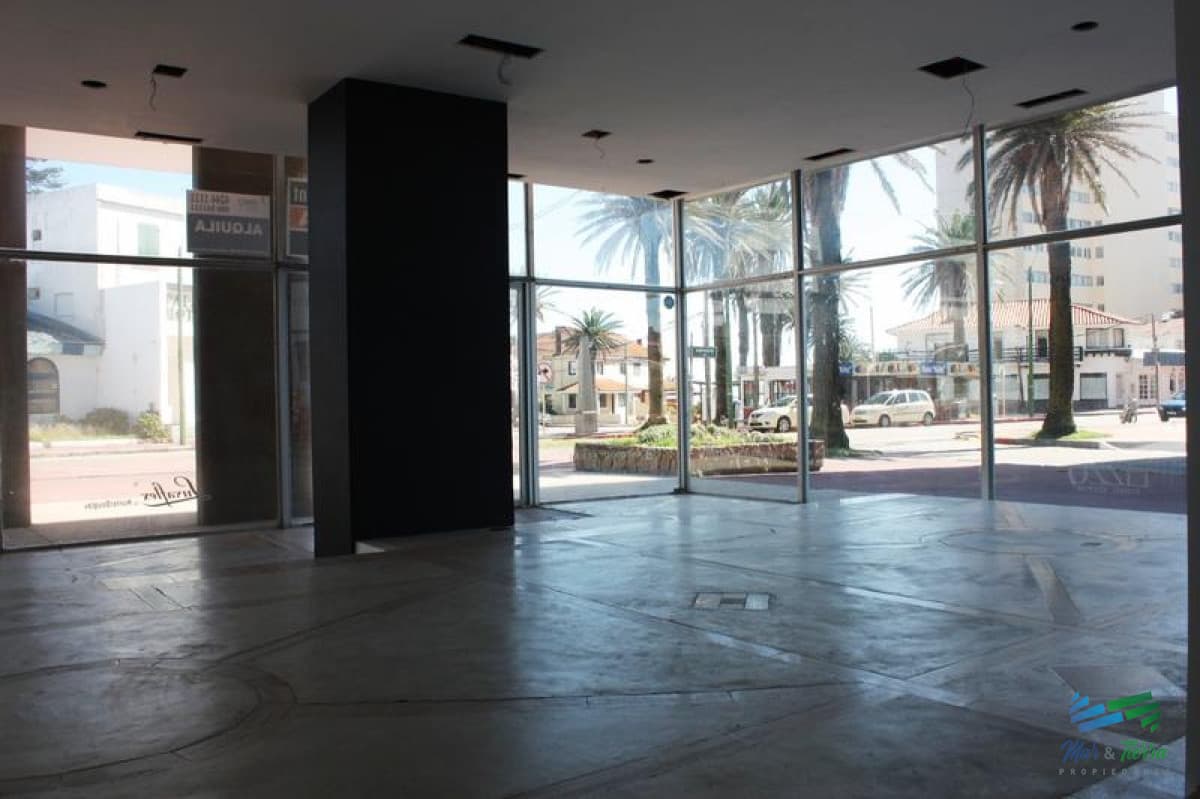 Alquilo local en Peninsula, Punta del Este
