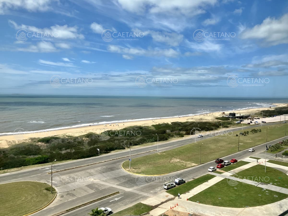 Espectacular apartamento frente a playa Brava en venta y alquiler.