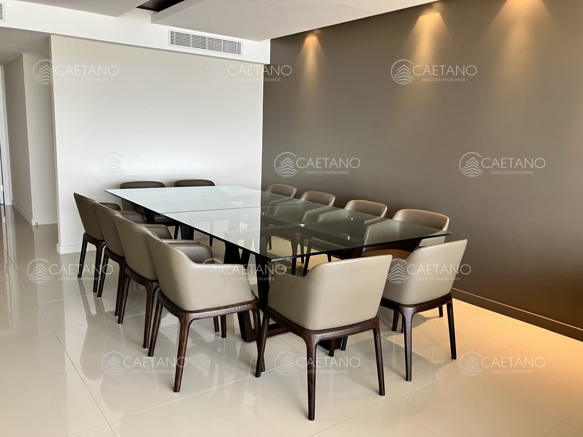 Espectacular apartamento frente a playa Brava en venta y alquiler.