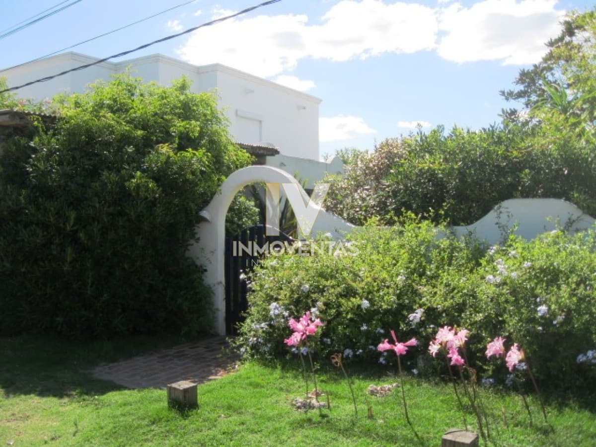 Casa en La Barra 2 dormitorios y dependencia, con parrillero