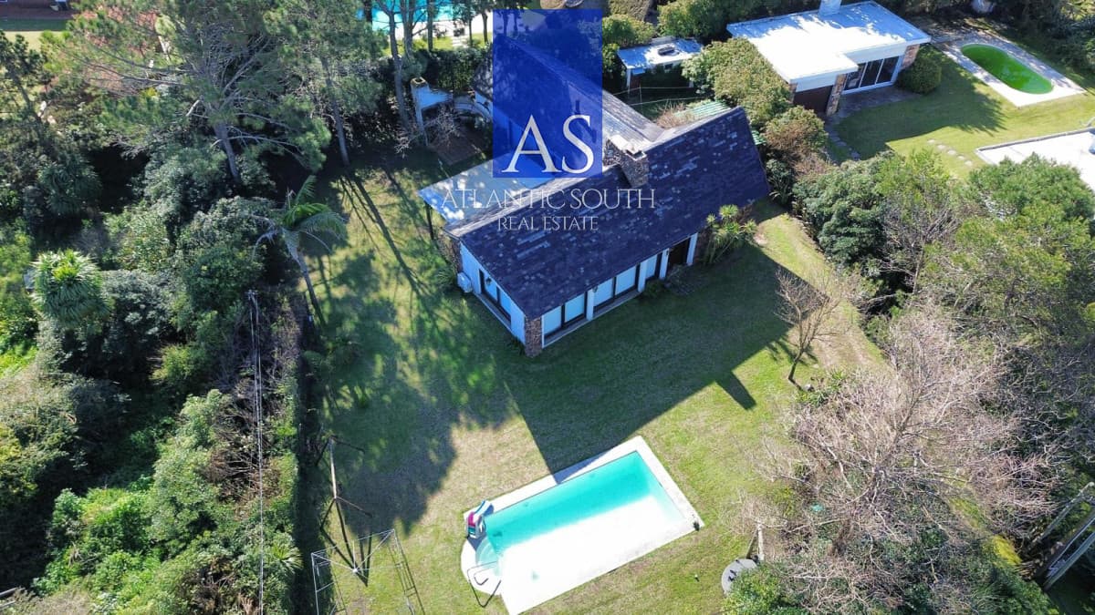 Chalet clásico 4 dormitorios con gran jardín y piscina Punta del Este
