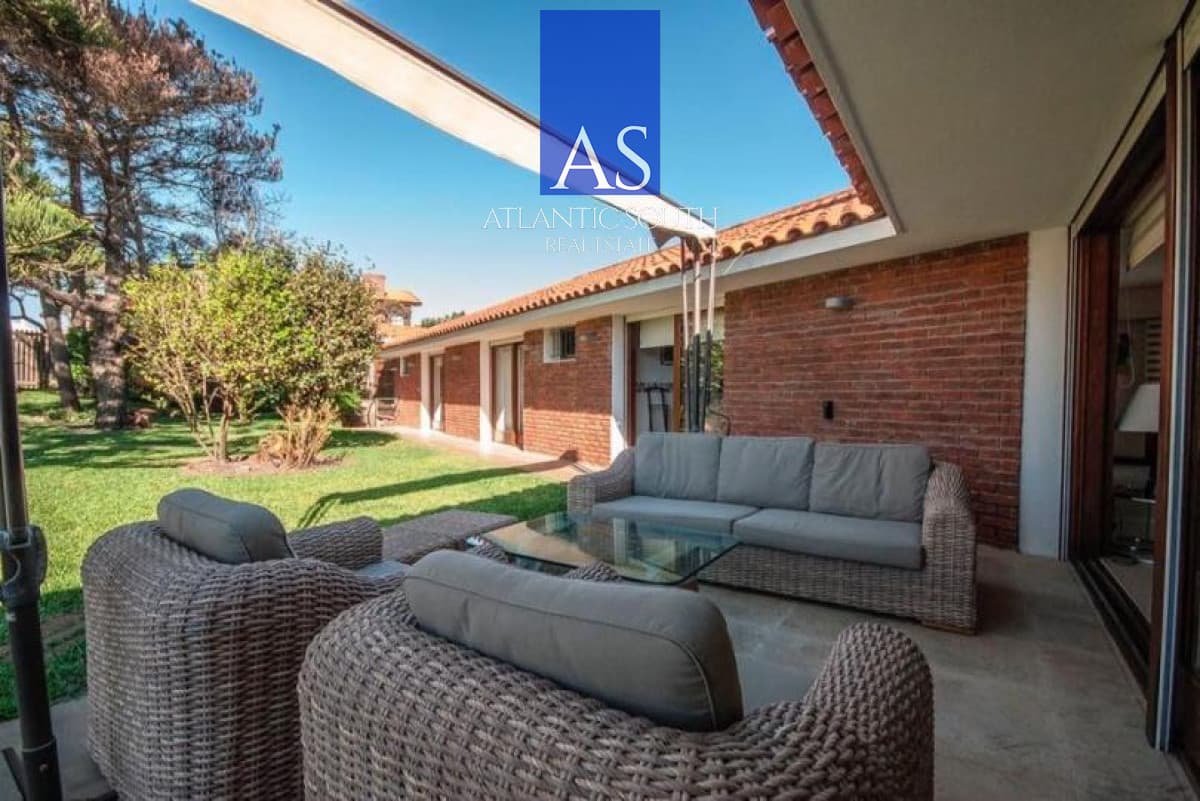 Casa de 4 dormitorios con vista al mar y piscina climatizada