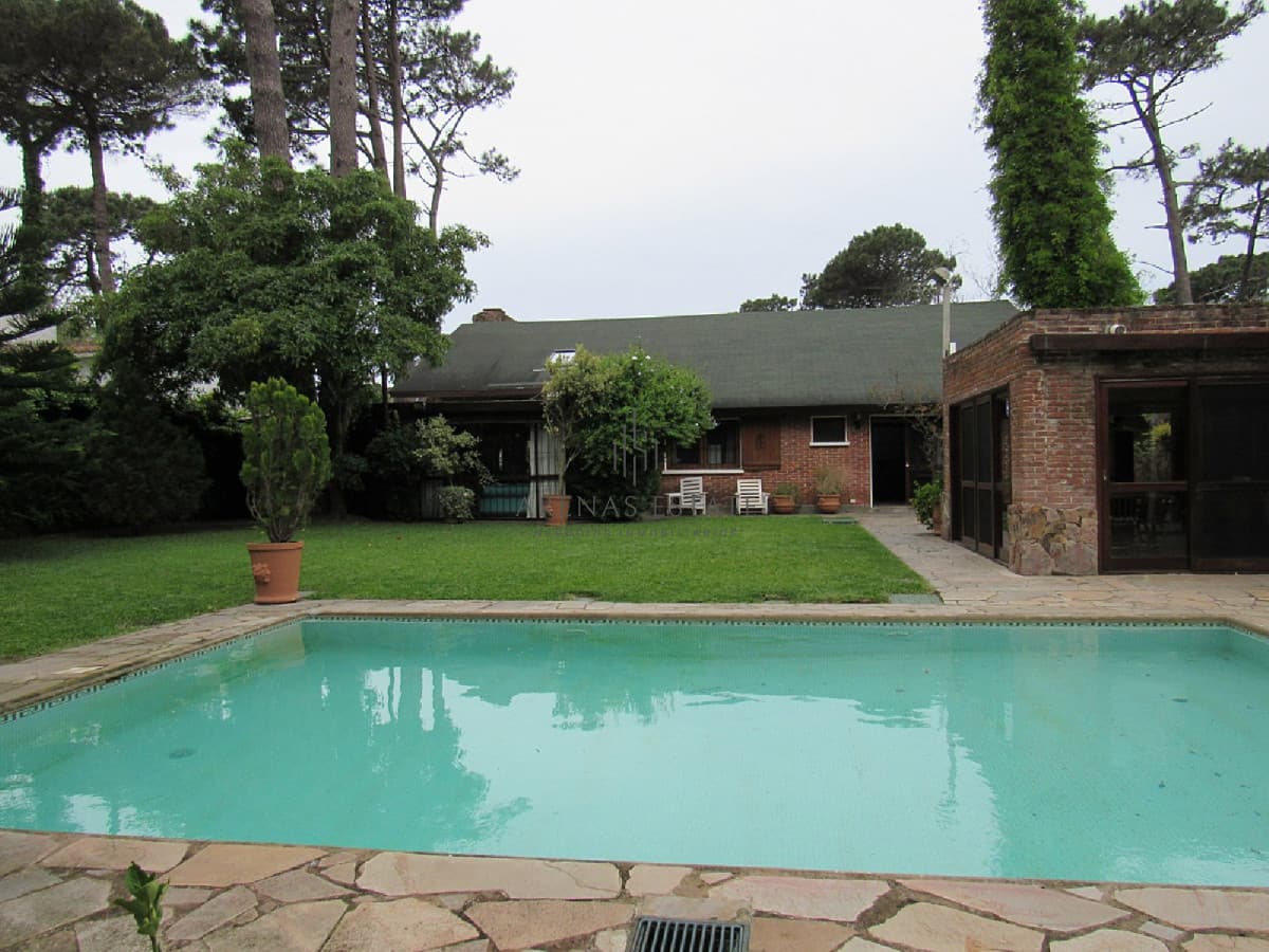 Casa ID.2878 - Casa en Mansa 4 dormitorios y dependencia, con piscina y barbacoa