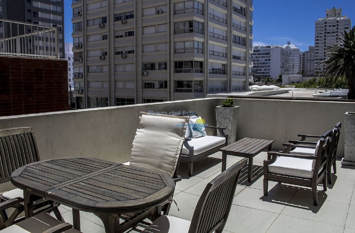 Apartamento en la Península 3 dormitorios con parrillero y garage - Inmobiliaria Playa del Este