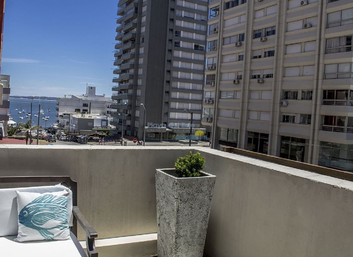 Apartamento en la Península 3 dormitorios con parrillero y garage - Inmobiliaria Playa del Este