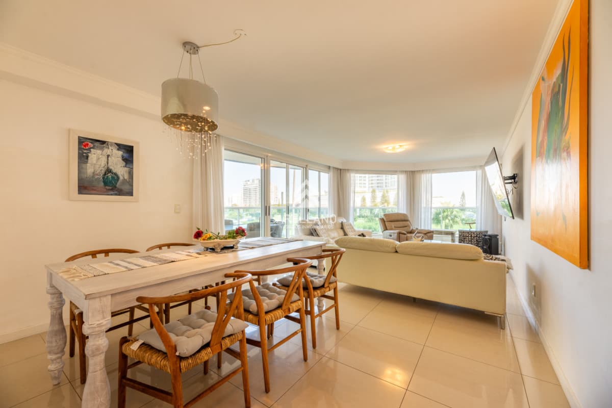 Apartamento ID.5597 - 3 dormitorios y dependencia, Playa Mansa, Punta del Este