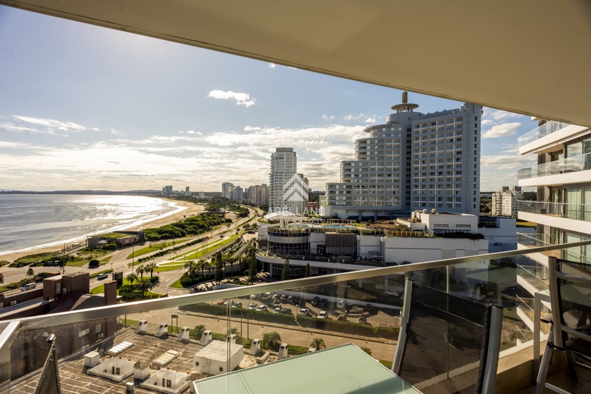 Apartamento ID.3220 - 3 dormitorios y dependencia - Playa Mansa - Piso alto