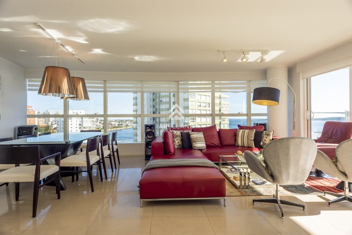 Apartamento ID.3220 - 3 dormitorios y dependencia - Playa Mansa - Piso alto