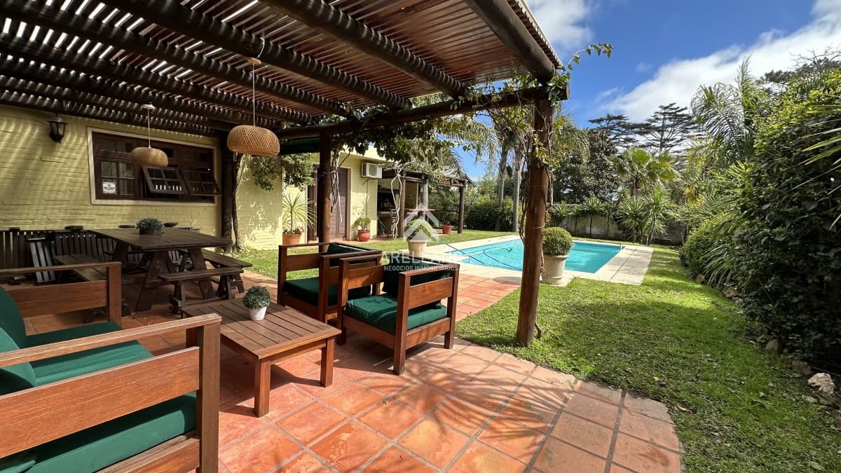 Casa ID.2498 - ALQUILER DE CASA DE  4 DORMITORIOS EN PLAYA MANSA PUNTA DEL ESTE