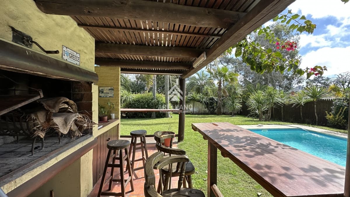 Casa ID.2498 - ALQUILER DE CASA DE  4 DORMITORIOS EN PLAYA MANSA PUNTA DEL ESTE