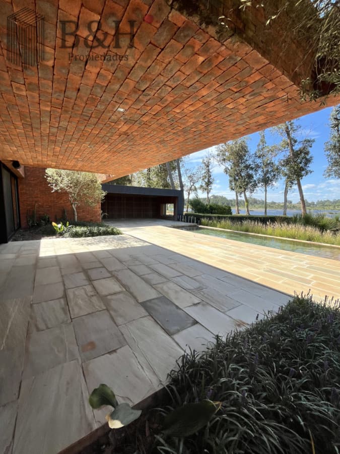 Exclusiva casa a la venta en Laguna Blanca