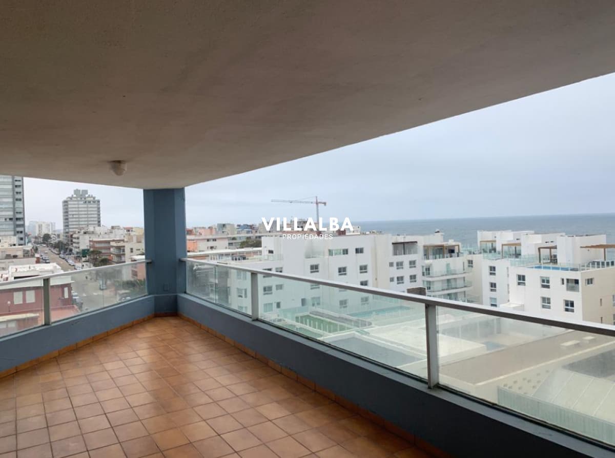 3 suites + dependencia, 2 garajes. Vista espectacular