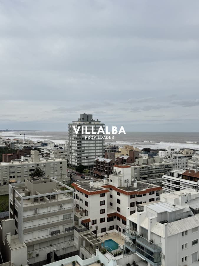 Península, Punta del Este. A solo 200 metros del mar, 2 dormitorios, 2 baños