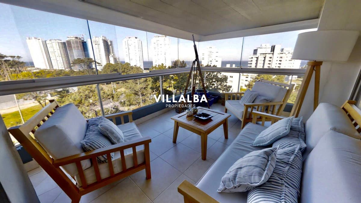 Playa Brava a metros del mar. destacado Apto semipiso de 3 dorm.