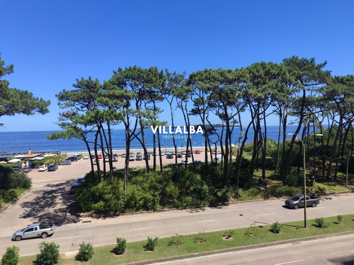 Playa Mansa. Frente al mar.