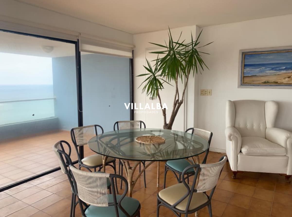 3 suites + dependencia, 2 garajes. Vista espectacular