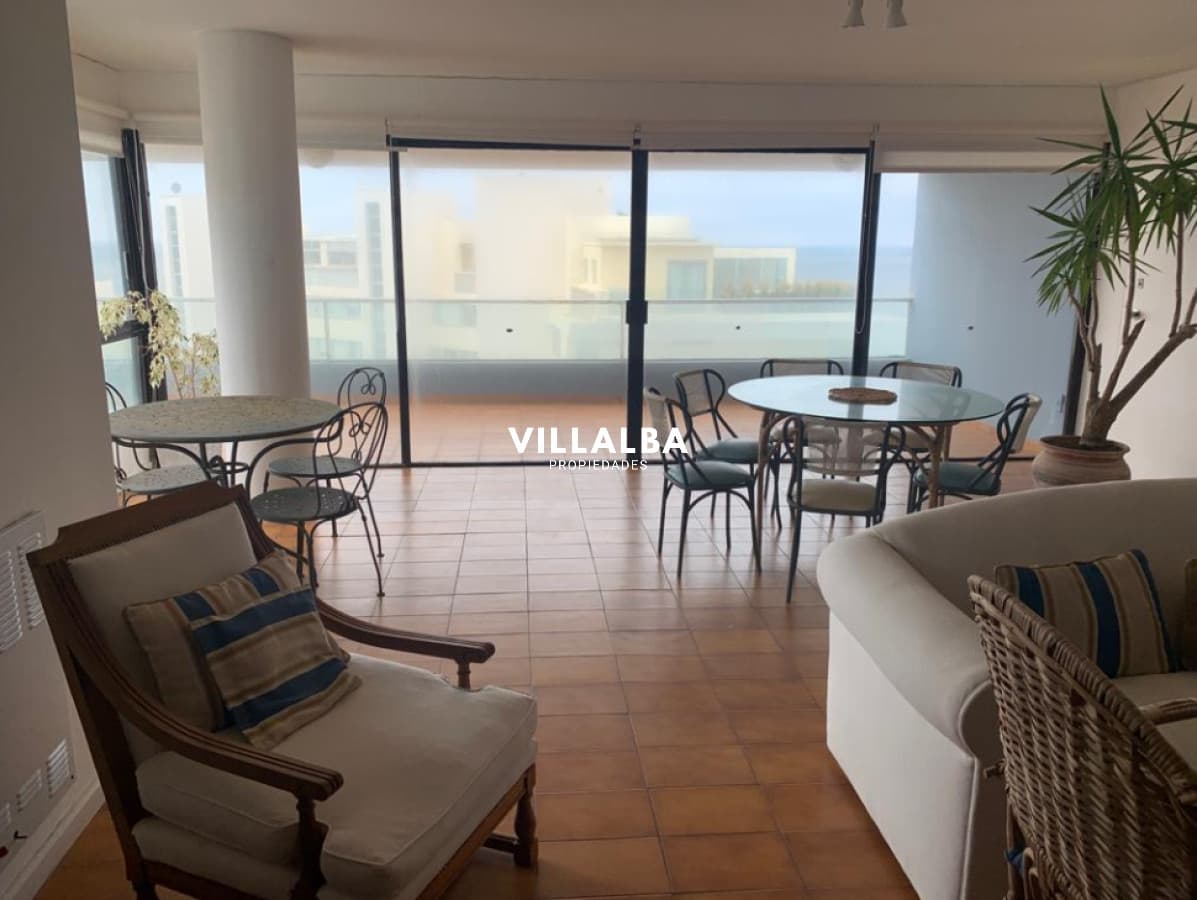 3 suites + dependencia, 2 garajes. Vista espectacular