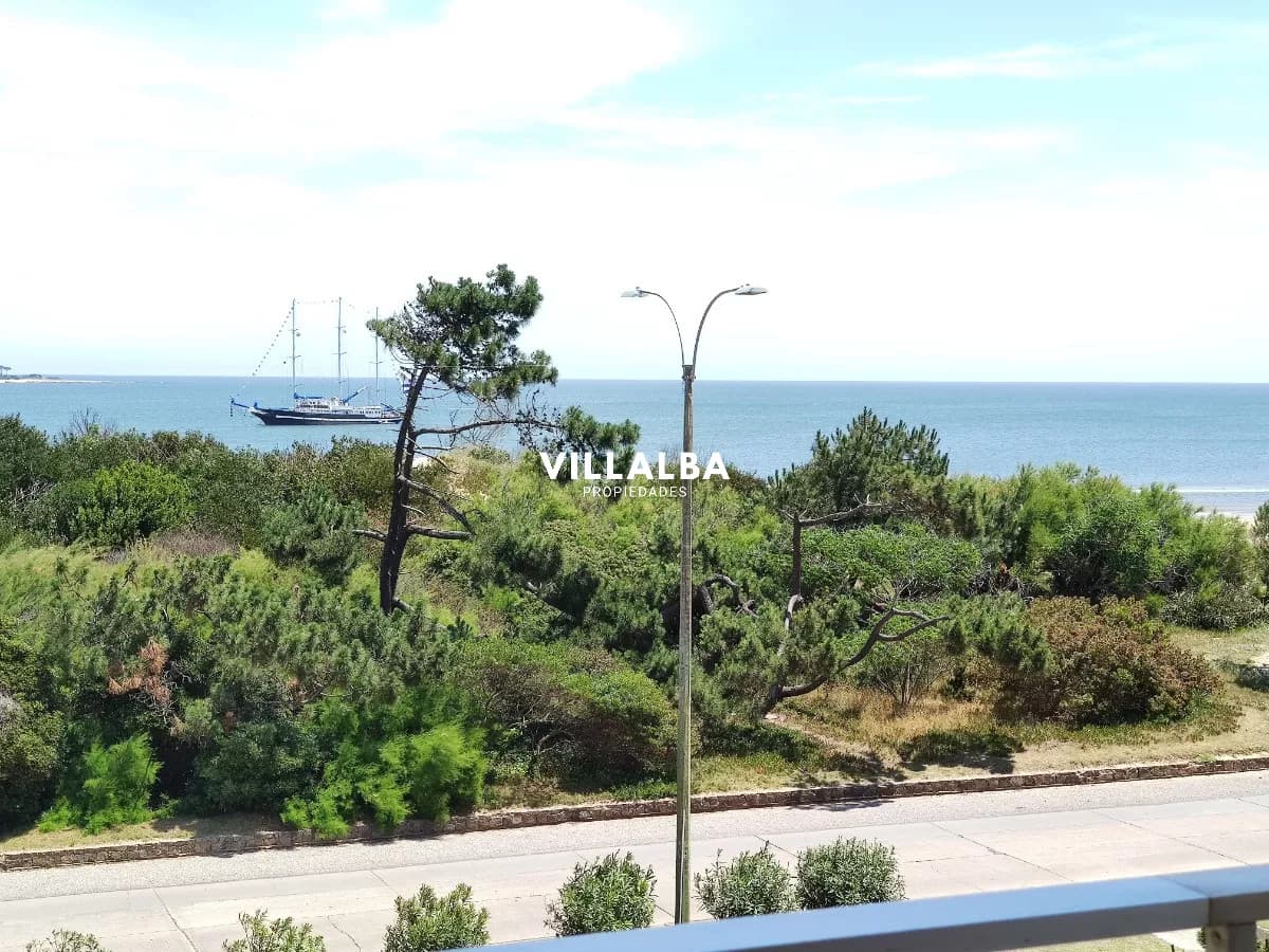 Playa Mansa. Frente al mar.