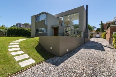 Alquiler Anual Casa minimalista en Barrio Privado Parque Pinares**  -