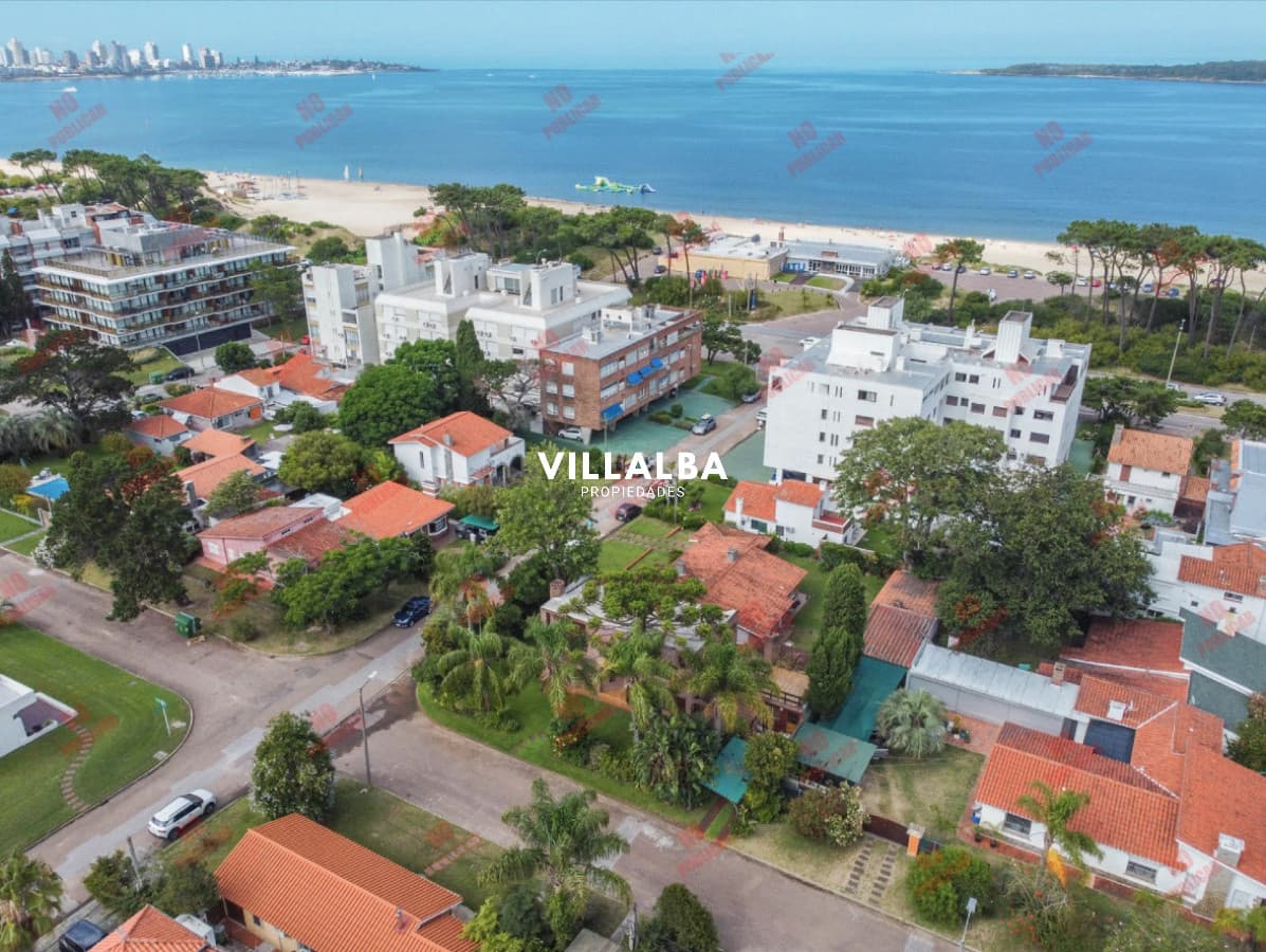 VENTA - A 1 Cuadra Del Mar En Playa Mansa