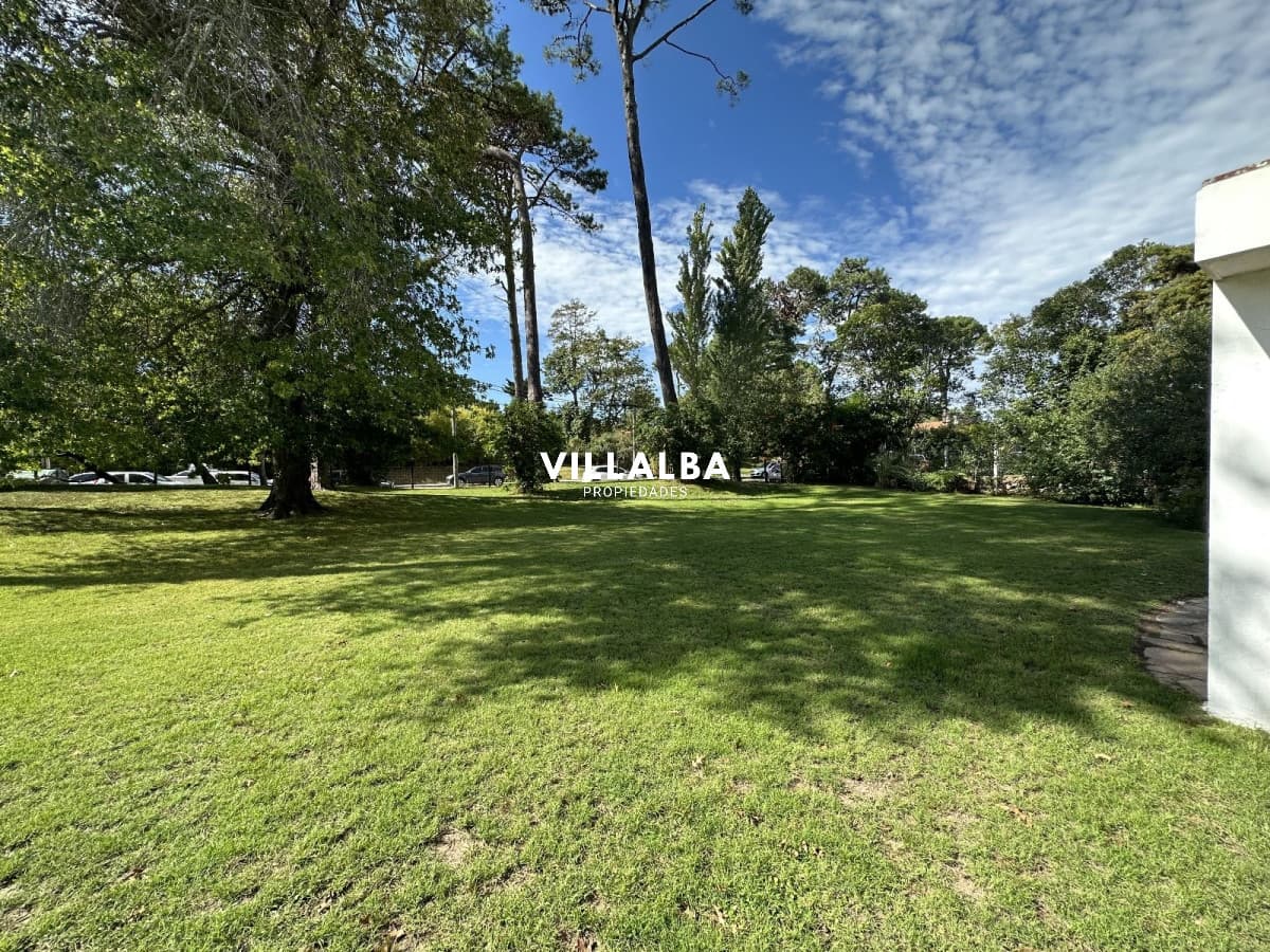 Casa en VENTA con amplio terreno en esquina